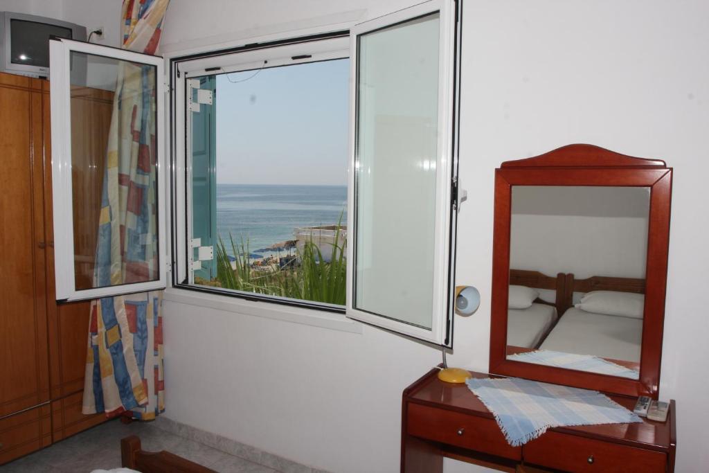 Akrogiali Hotel Plomari Buitenkant foto